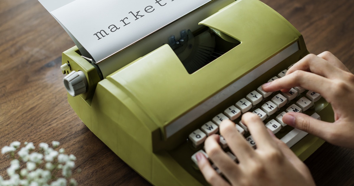 Máquina de escrever digitando 'marketing'