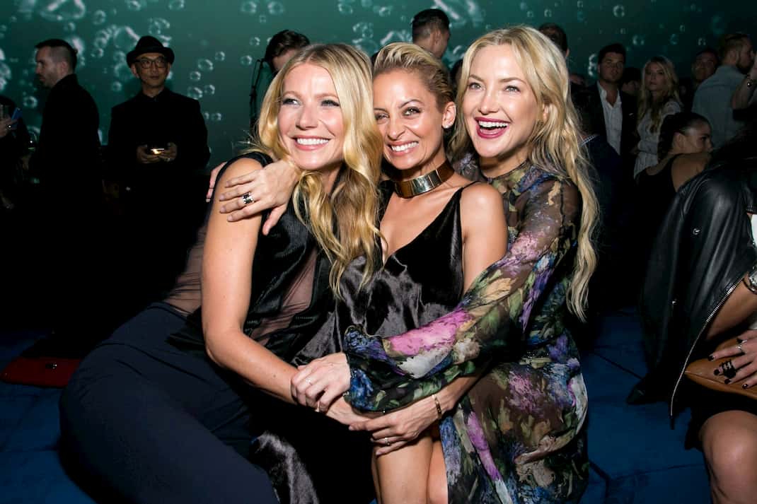 Celebridades comemorando em festa