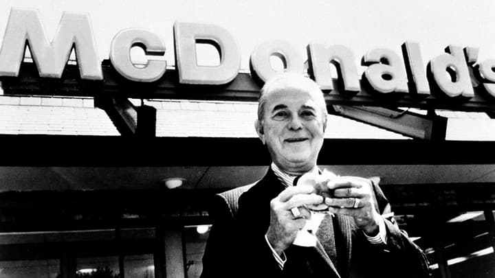Ray Kroc em frente a uma das lojas do McDonald's