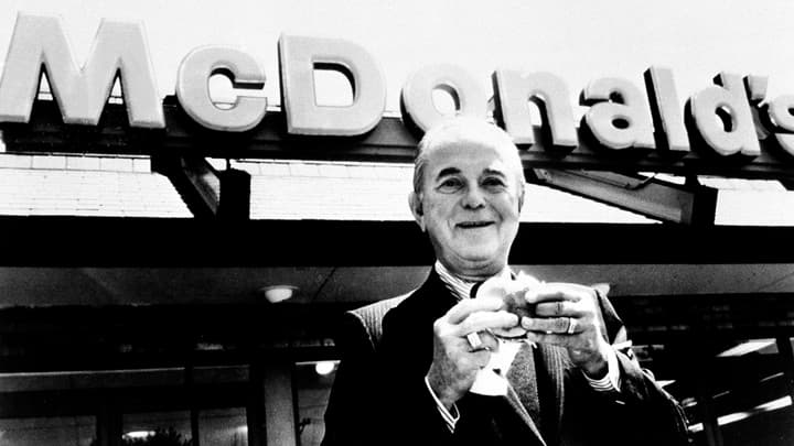 Ray Kroc em frente a uma das lojas do McDonald's