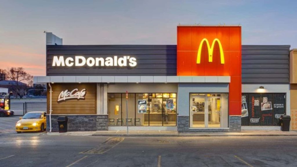 Exemplo de fachada de loja do McDonald's