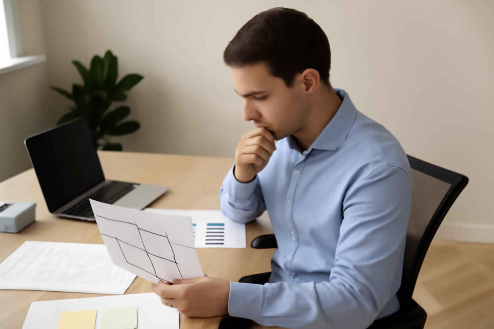 Profissional administrativo analisando uma matriz de esforço e impacto para priorizar ações