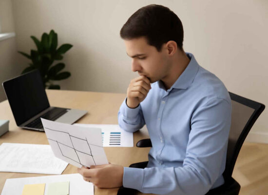 Profissional administrativo analisando uma matriz de esforço e impacto para priorizar ações